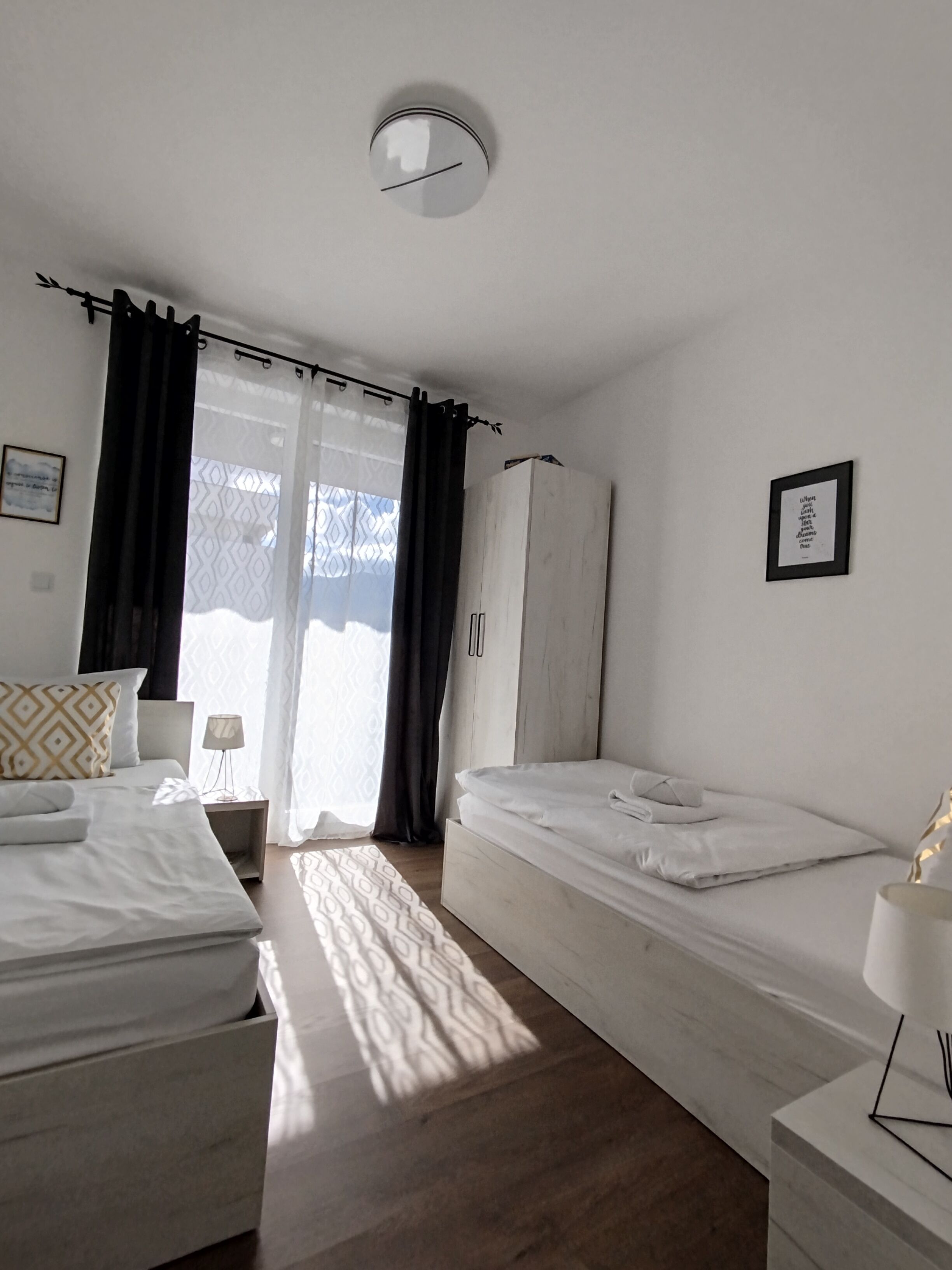 2 bedrooms, in-room safe, desk, iron/ironing board