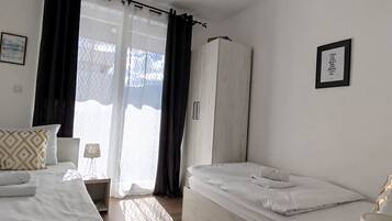 2 habitaciones, caja de seguridad en la habitación y escritorio