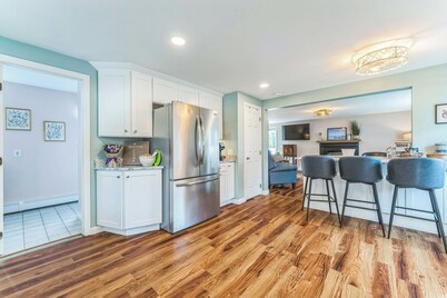 Near Newport incredible water views and walkable to bars and restaurants.