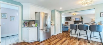 Near Newport incredible water views and walkable to bars and restaurants.