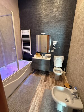 Dusche, Whirlpool, Haartrockner, Bidet