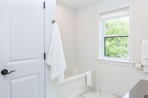 Séchoir à cheveux, serviettes fournies, savon, shampooing