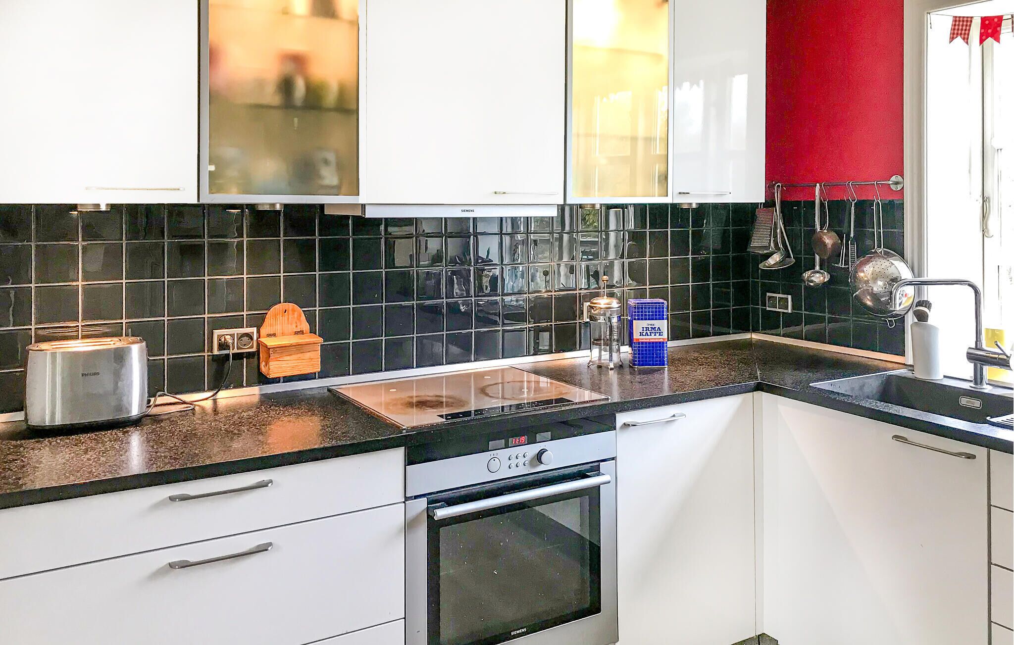 Fridge, stovetop, dishwasher