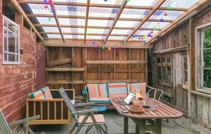 Outdoor dining - Amazing home in Gudhjem with WiFi (Gudhjem)