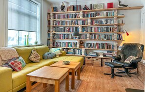 TV, fireplace - Amazing home in Gudhjem with WiFi (Gudhjem)