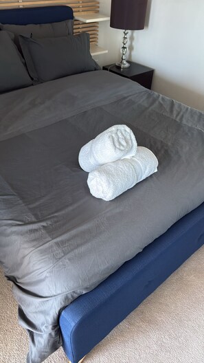 1 bedroom, iron/ironing board, free WiFi, bed sheets - Downtown Toronto suite with CN Tower & Lake views (Toronto)