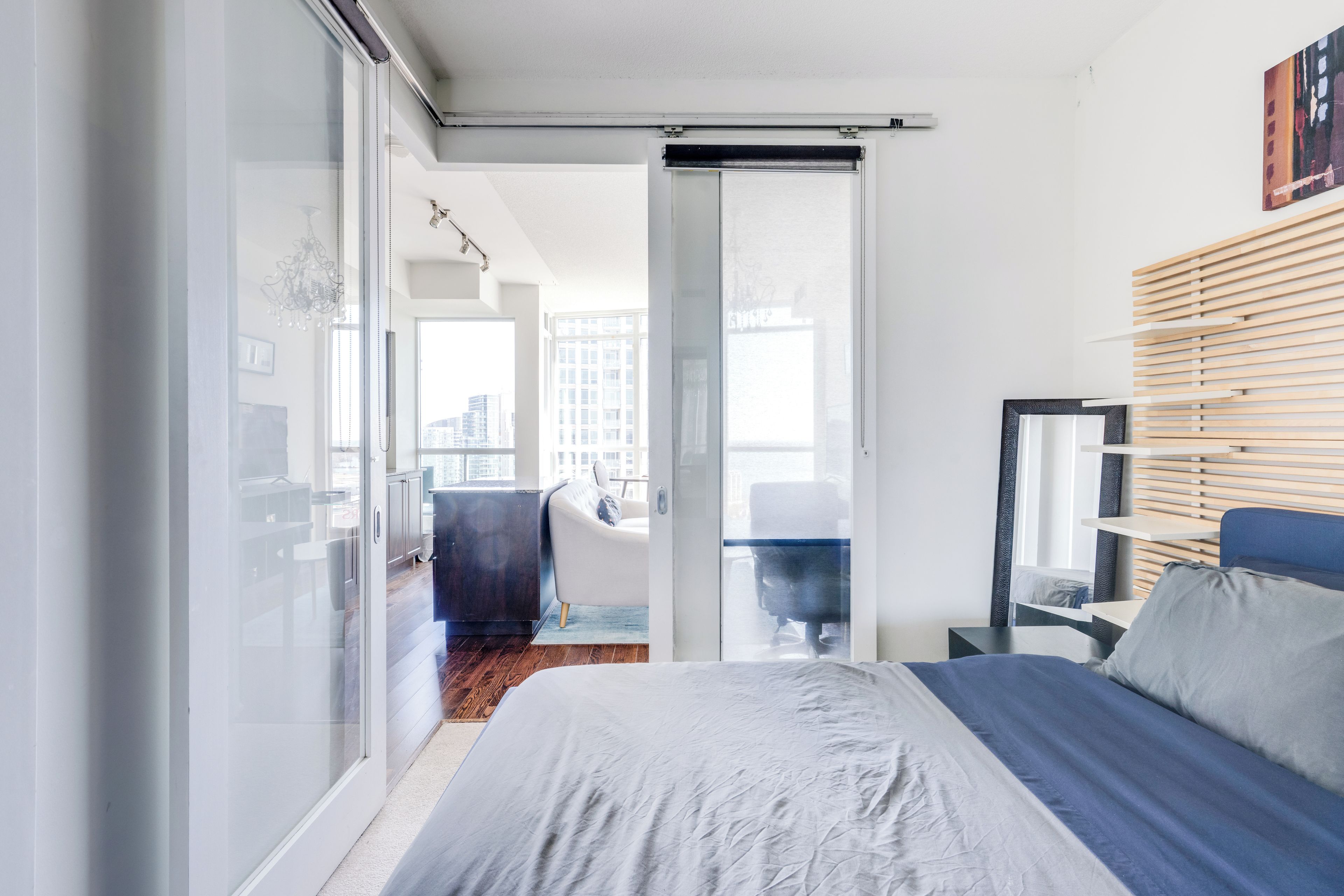 Une chambre à coucher moderne avec un grand lit, un bureau et une chaise.
