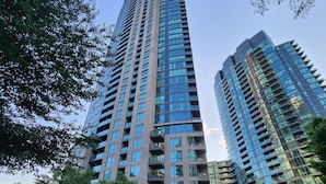 Deux immeubles de grande hauteur à l’architecture moderne, dotés de nombreux balcons et de grandes fenêtres.