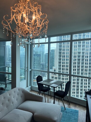 Downtown Toronto suite with CN Tower & Lake views