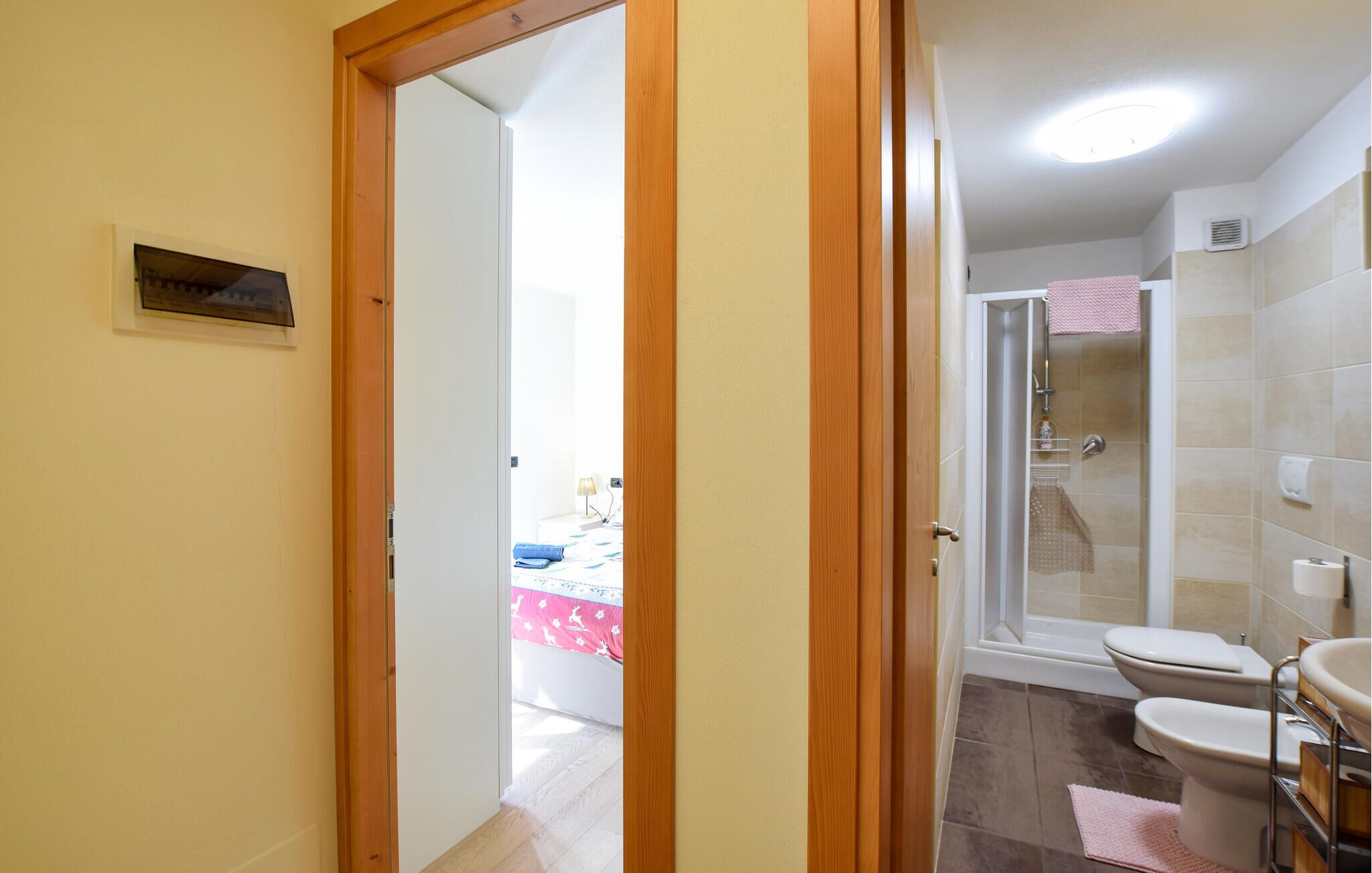 Un bagno con il water, un lavandino e una doccia.
