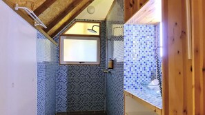 Een douche, een haardroger, handdoeken