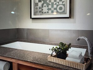 Hair dryer, towels, soap, toilet paper - Marriott's Summit Watch is an ideal place to enjoy Park City. (Park City)