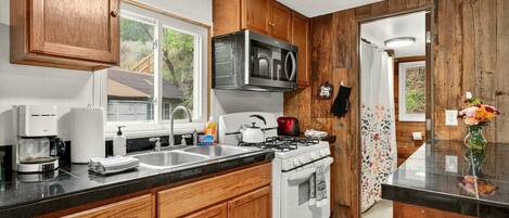 Micro-ondes, plaque de cuisson, cafetière/bouilloire, grille-pain