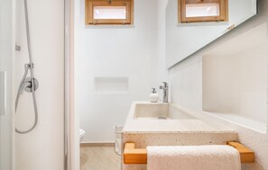 A modern bathroom with a shower, a sink, and a mirror. - Lovely home in Carloforte with WiFi (Carloforte)