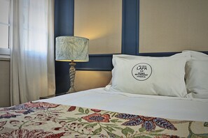 Habitación superior con 1 cama matrimonial o 2 individuales | Caja de seguridad en la habitación y wifi gratis 