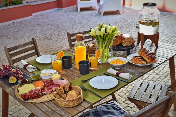 Daily buffet breakfast (EUR 10 per person) - Lapa 82 Boutique Bed & Breakfast (Lisbon)