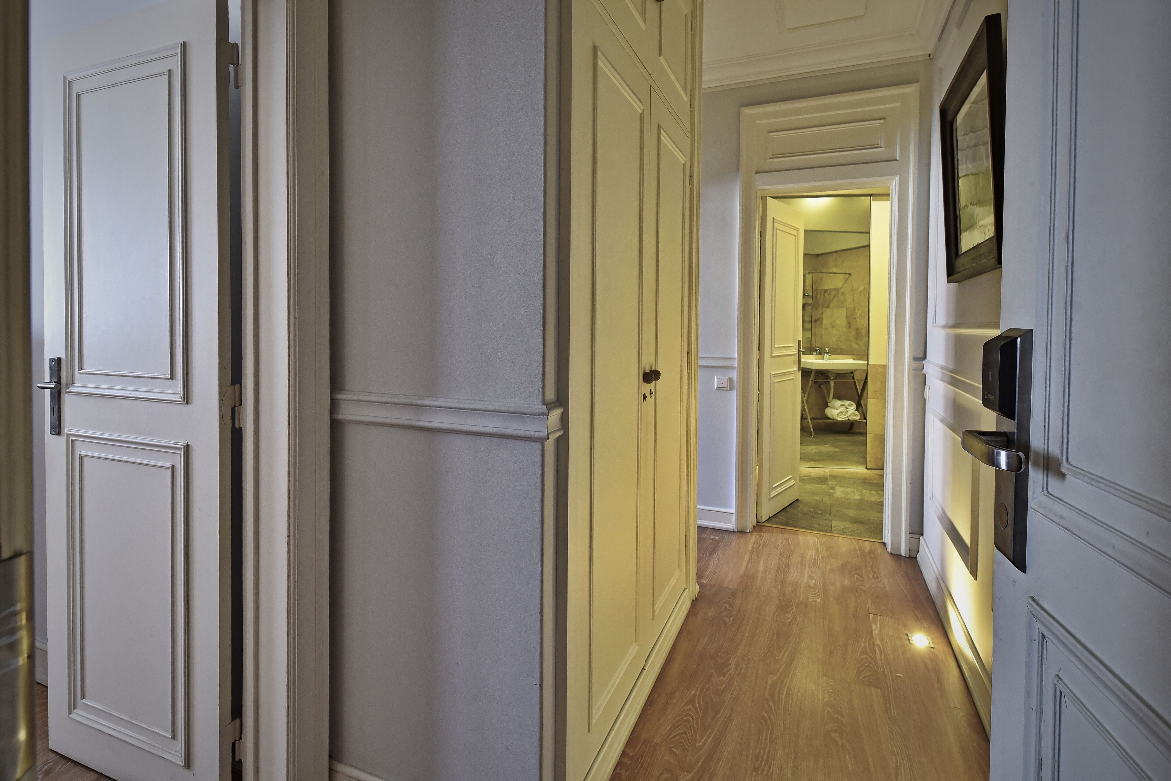 Quarto quádruplo família | Cofres nos quartos, Wi-Fi de cortesia