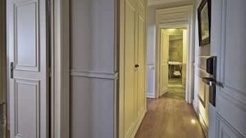 Quarto quádruplo família | Cofres nos quartos, Wi-Fi de cortesia