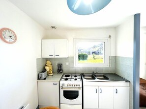 Refrigerador, microondas y utensilios de cocina 