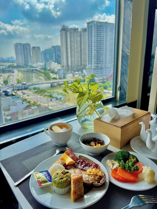 Free daily buffet breakfast