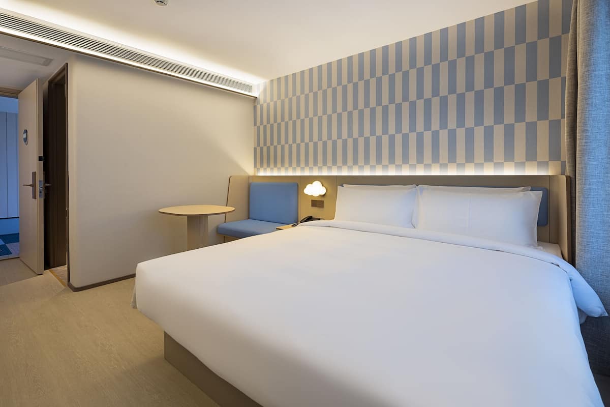 Standard Double Room | In-room safe, desk, blackout drapes, soundproofing