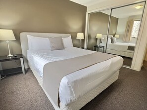 1 bedroom, iron/ironing board, WiFi, bed sheets - Peaceful 1-Bedroom City (Turner)