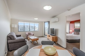 1 bedroom, iron/ironing board, WiFi, bed sheets - Citystyle 1Brm Phoenix @ Braddon (Braddon)