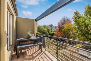 Outdoor dining - Quiet 2 Brm City-side (Turner)