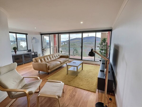 TV - Stunning 2-Brm in Braddon! (Braddon)