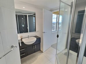 Hair dryer, towels - Stunning 2-Brm in Braddon! (Braddon)