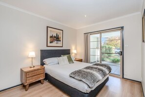2 bedrooms, iron/ironing board, WiFi, bed sheets - Light filled 2 Brm Cityside (Turner)