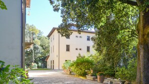 A cobblestone pathway leading to a building with a white facade and multiple windows. - 1 bedroom pet friendly apartment in Citerna (Citerna)