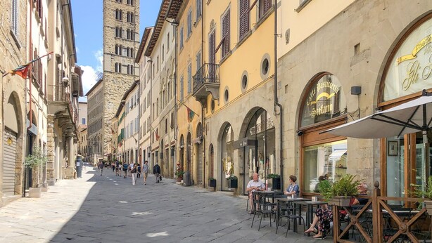 A cobblestone street lined with historic buildings, including a bakery with outdoor seating. - 1 bedroom pet friendly apartment in Citerna (Citerna)
