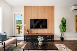 TV - Bnew 2BR in DT Golden | AC, Balcony, BBQ, Sleeps 6 (Golden)