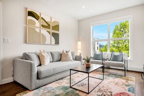 TV - New 2BR in DT Golden AC, Balcony, BBQ, Sleeps 6 (Golden)