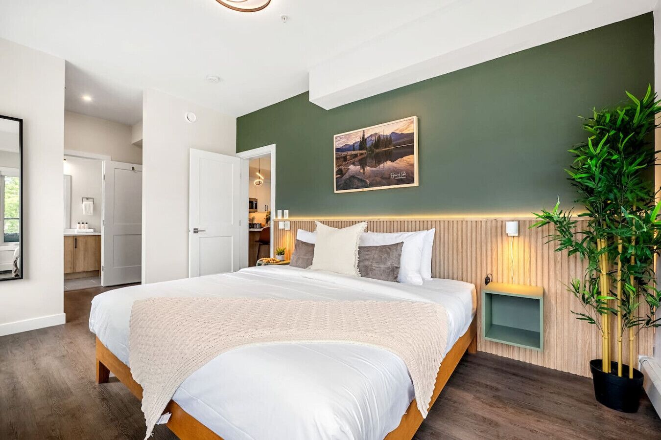 アイロン / アイロン台、WiFi (無料)、ベッドシーツ