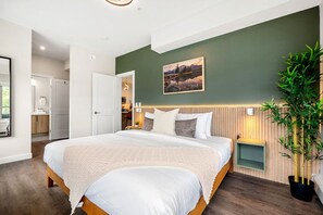 Iron/ironing board, free WiFi, bed sheets - Bnew 2BR in DT Golden | AC, Balcony, BBQ, Sleeps 6 (Golden)