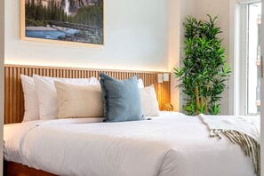2 bedrooms, iron/ironing board, free WiFi, bed sheets - New 2BR in DT Golden AC, Balcony, BBQ, Sleeps 6 (Golden)