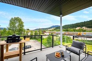 Property grounds - Bnew 2BR in DT Golden | AC, Balcony, BBQ, Sleeps 6 (Golden)