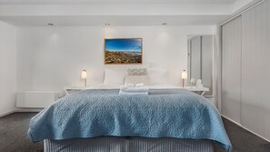 3 bedrooms, travel cot, free WiFi, bed sheets - River Views - superb Sandy Bay location (Sandy Bay)