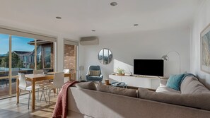 TV, books - River Views - superb Sandy Bay location (Sandy Bay)