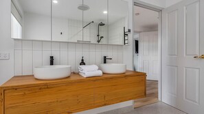 Shower, hair dryer - River Views - superb Sandy Bay location (Sandy Bay)