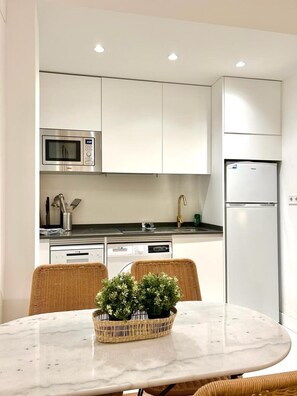 Refrigerador, microondas, horno y lavavajillas