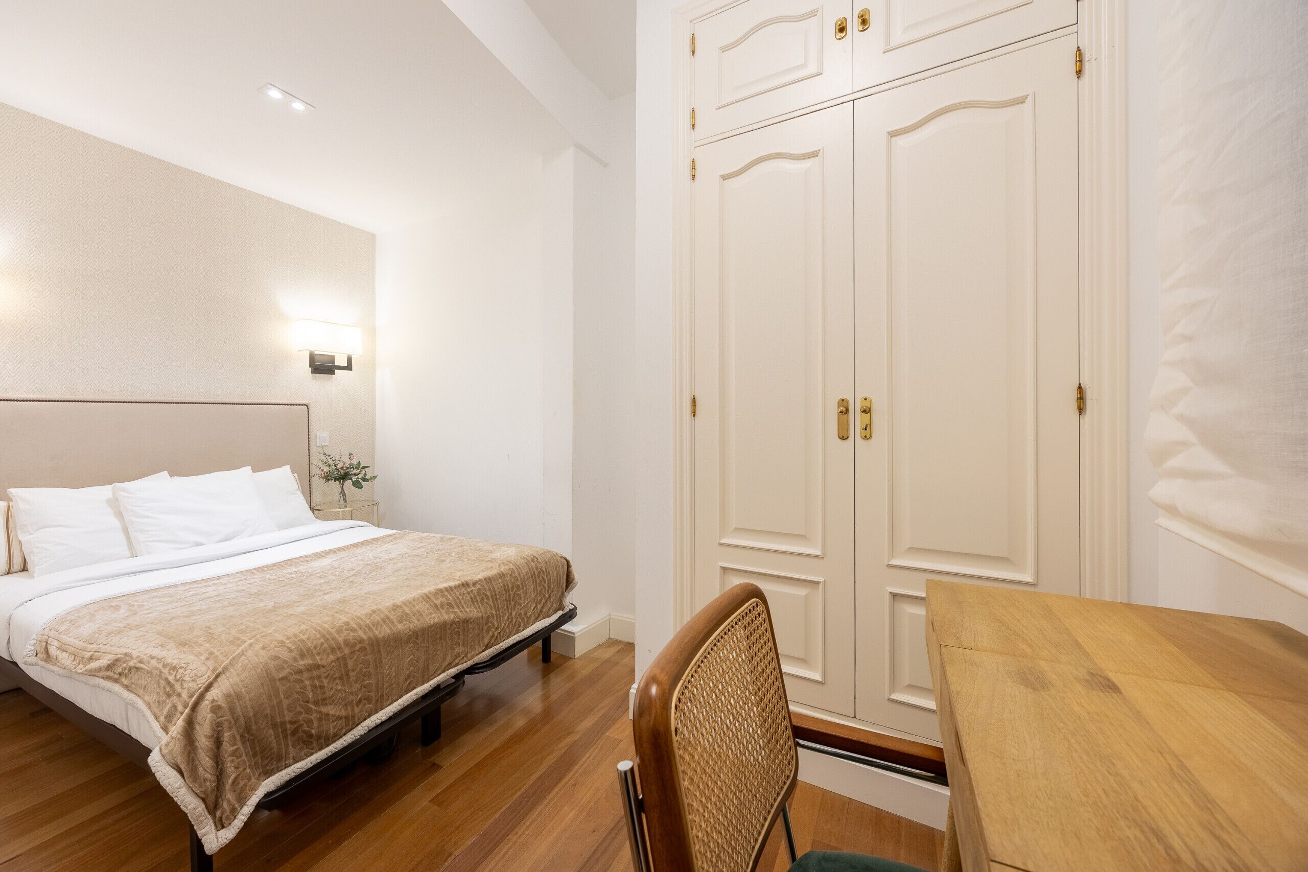 1 habitación, tabla de planchar con plancha y cuna de viaje 