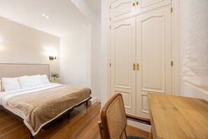 1 habitación, tabla de planchar con plancha y cuna de viaje