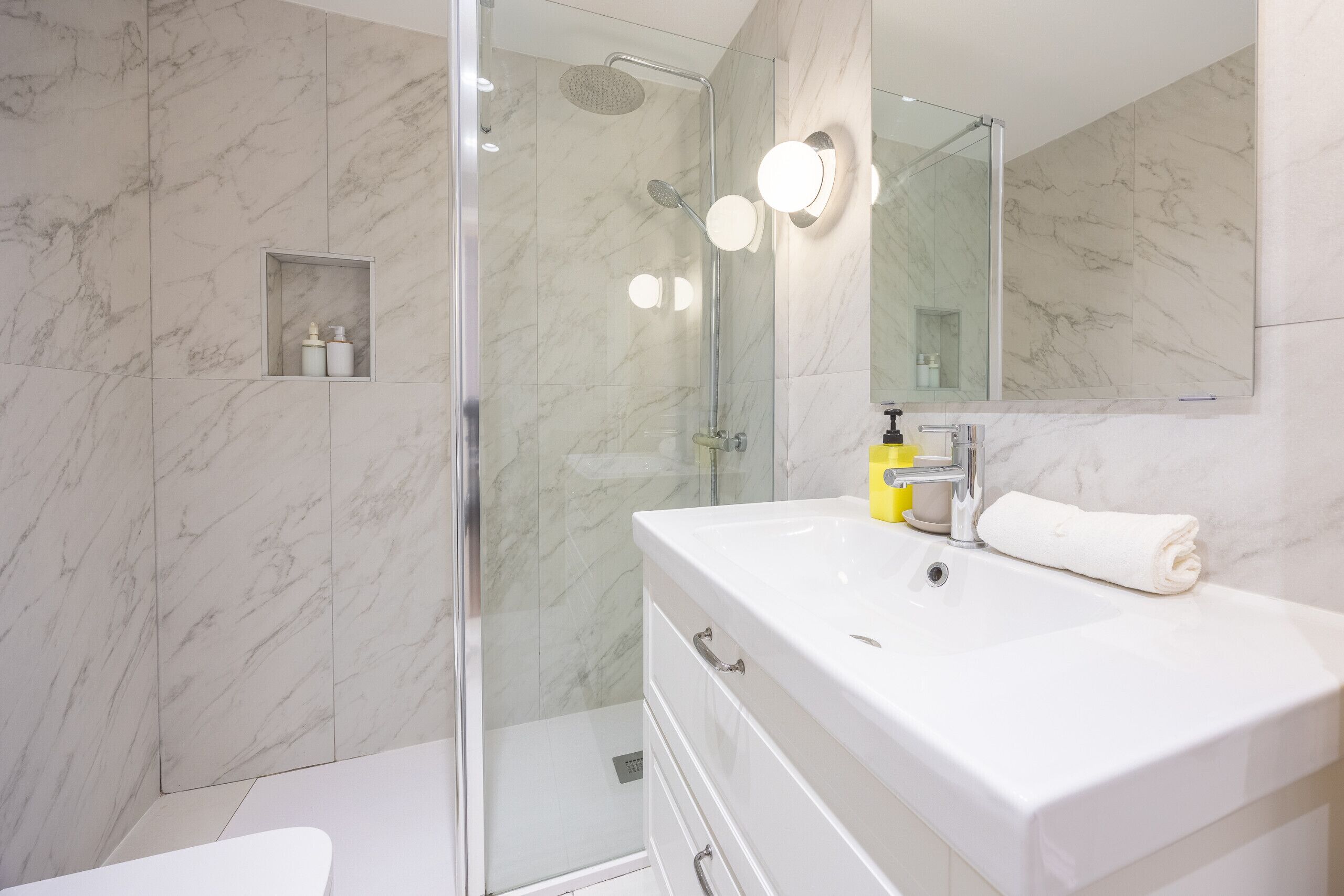 Regadera, secadora de cabello, toallas 