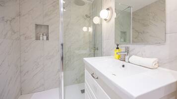 Regadera, secadora de cabello, toallas