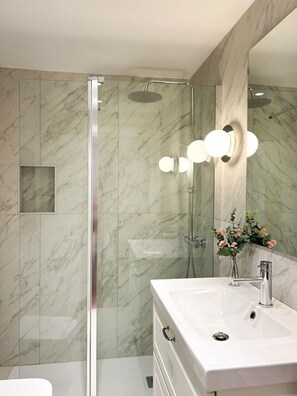 Douche, sèche-cheveux, serviettes fournies