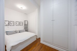 1 dormitori, planxa i posts de planxar i un bressol de viatge