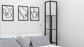 1 habitación, tabla de planchar con plancha y cuna de viaje